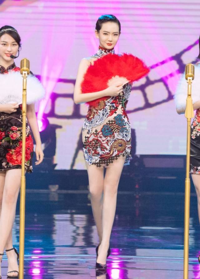 戚薇身材有多绝当她挑战史上最薄的旗袍秀出奶棒腿那刻无敌了