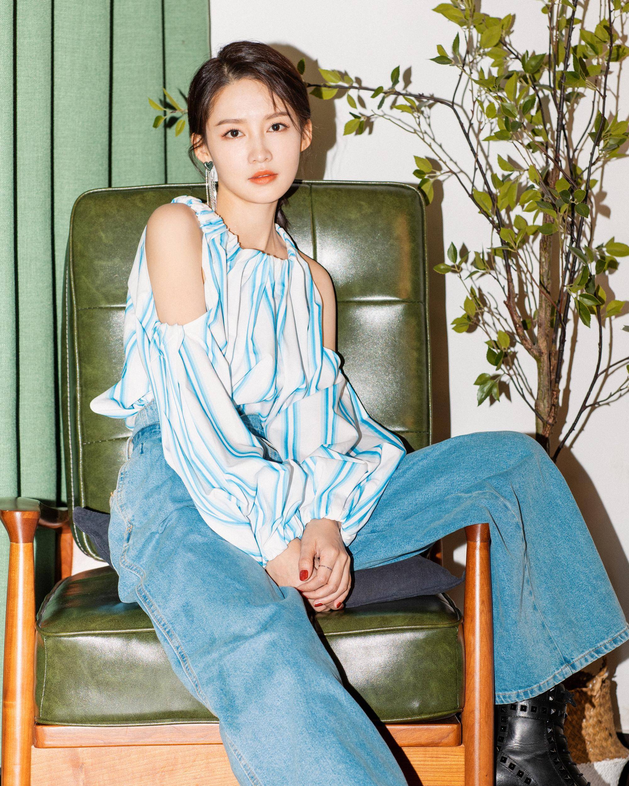 李沁气质真好,微卷长发配仙气长裙,将性感和甜美融为一体