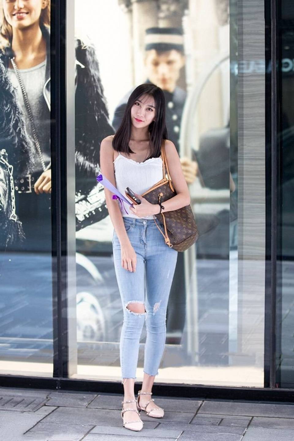 路人街拍,小姐姐搭配白色的吊带背心,提升气质还很性感
