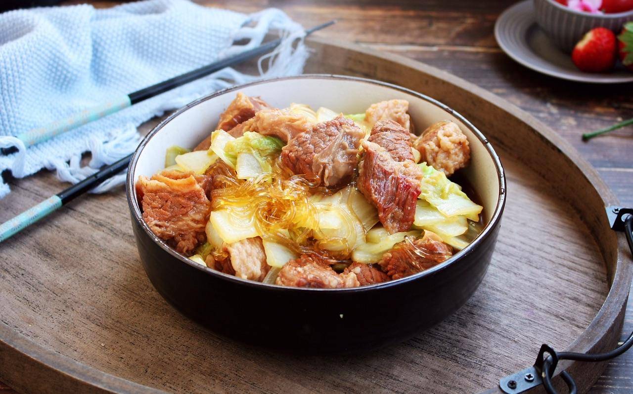 【大白菜炖肉】主料五花肉:250;白菜:一颗辅料油:适量;盐:适量;生抽