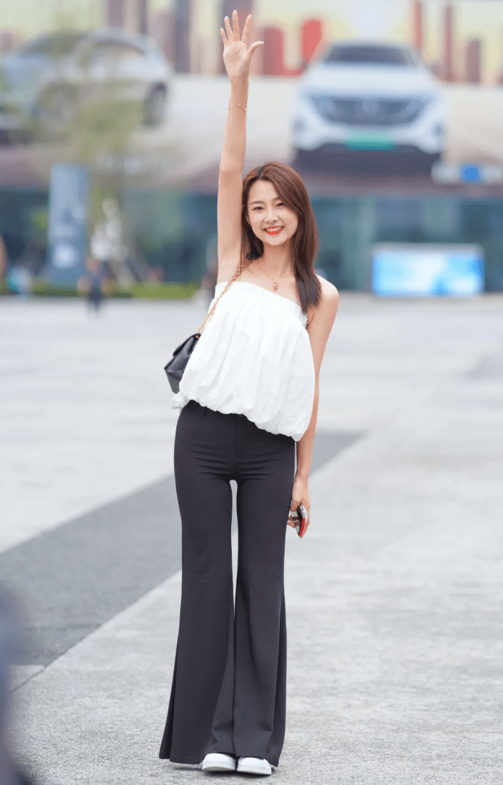 美女穿搭时尚露肩灯笼衣搭配黑色喇叭裤魅力十足