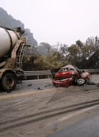 宜宾姚家嘴附近发生一起惨烈车祸:车轮被撞脱,小车几乎成废铁!