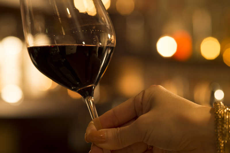 卷羊毛葡萄酒丨为什么喝红酒一定要用高脚杯?