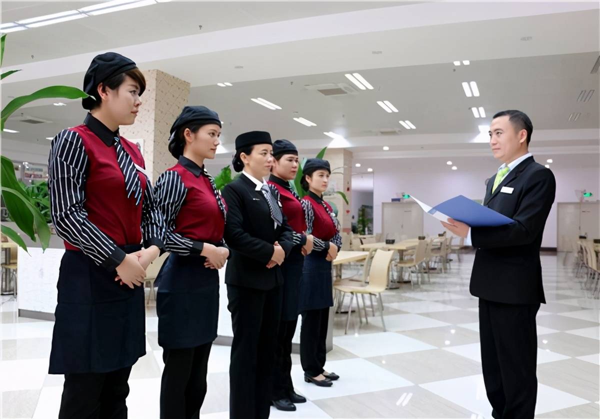 职场百科:为何海底捞店长月薪10万?店长的职责工资结构是什么?