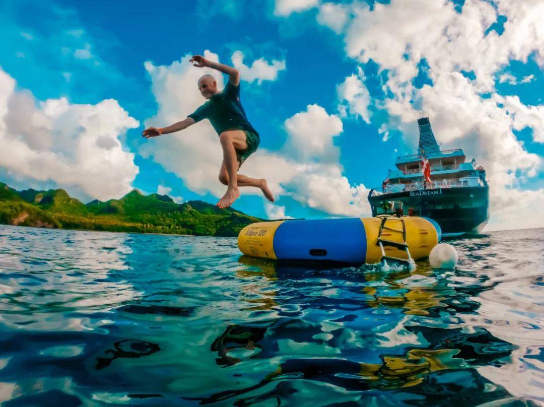 乘客前一天还在下船浮潜,徜徉在闪耀的碧波中,和海龟与魔鬼鱼一起游泳