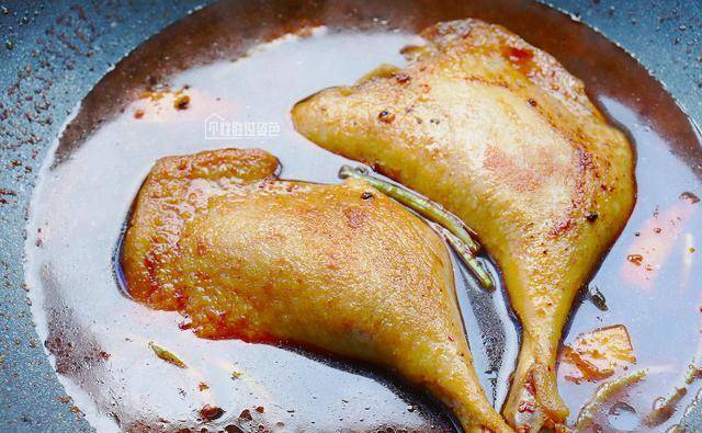 原创鸭腿不要在炖汤了,试试新做法,放颗话梅加瓶啤酒,比红烧肉还香