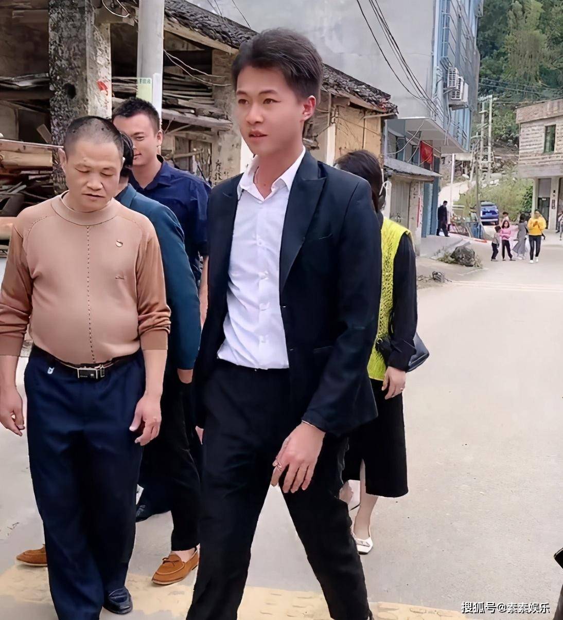 许华升再次捐款300万扩建路灯,亲自到现场检查安装进度