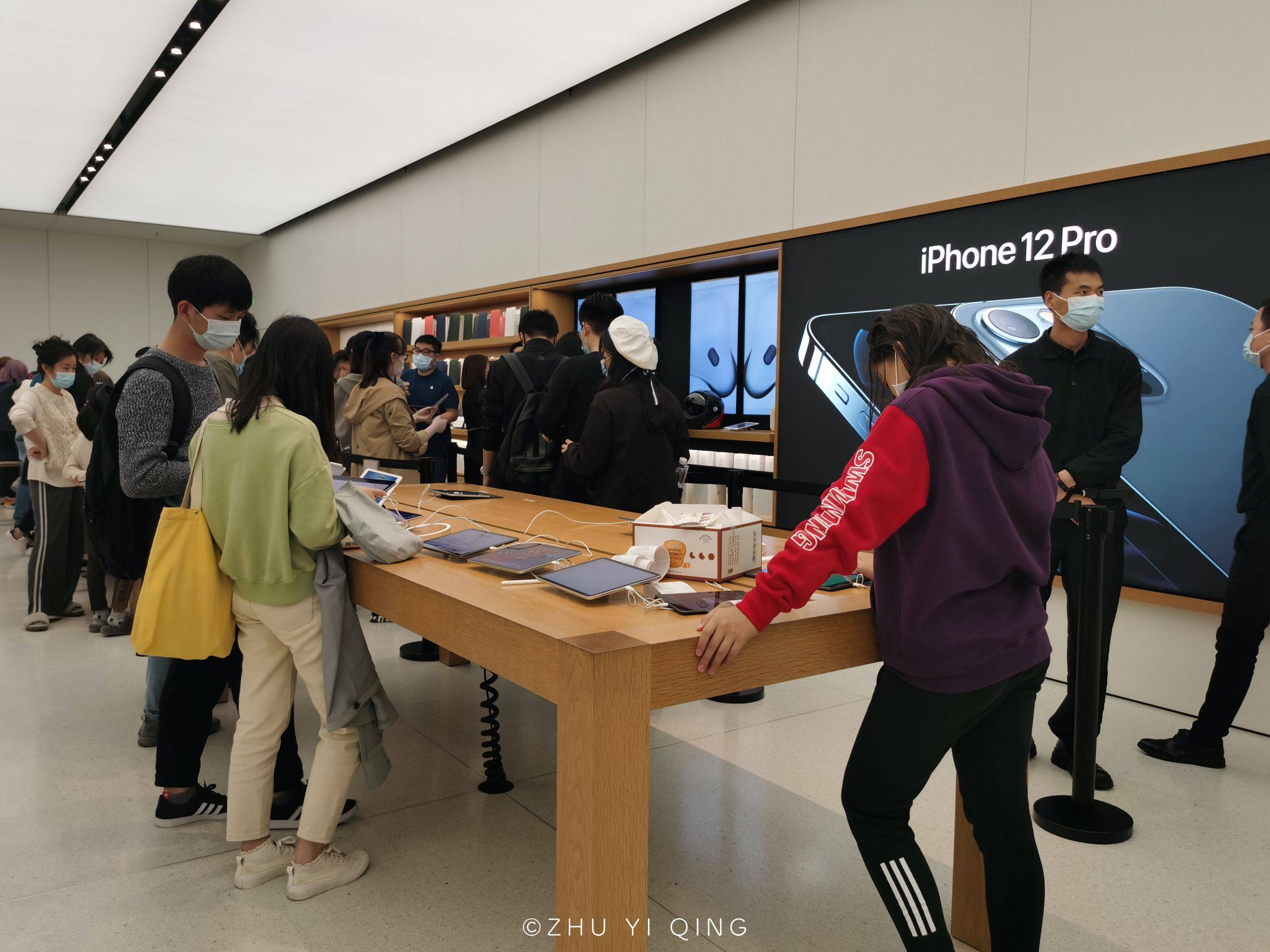 实拍上海苹果店盛况,iphone12开售2天人潮汹涌,进店购买要排队