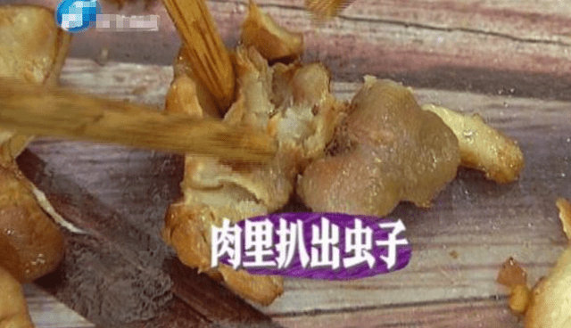 原创郑州一男子吃黄焖鸡咬开发现肉里包着虫子还在蠕动