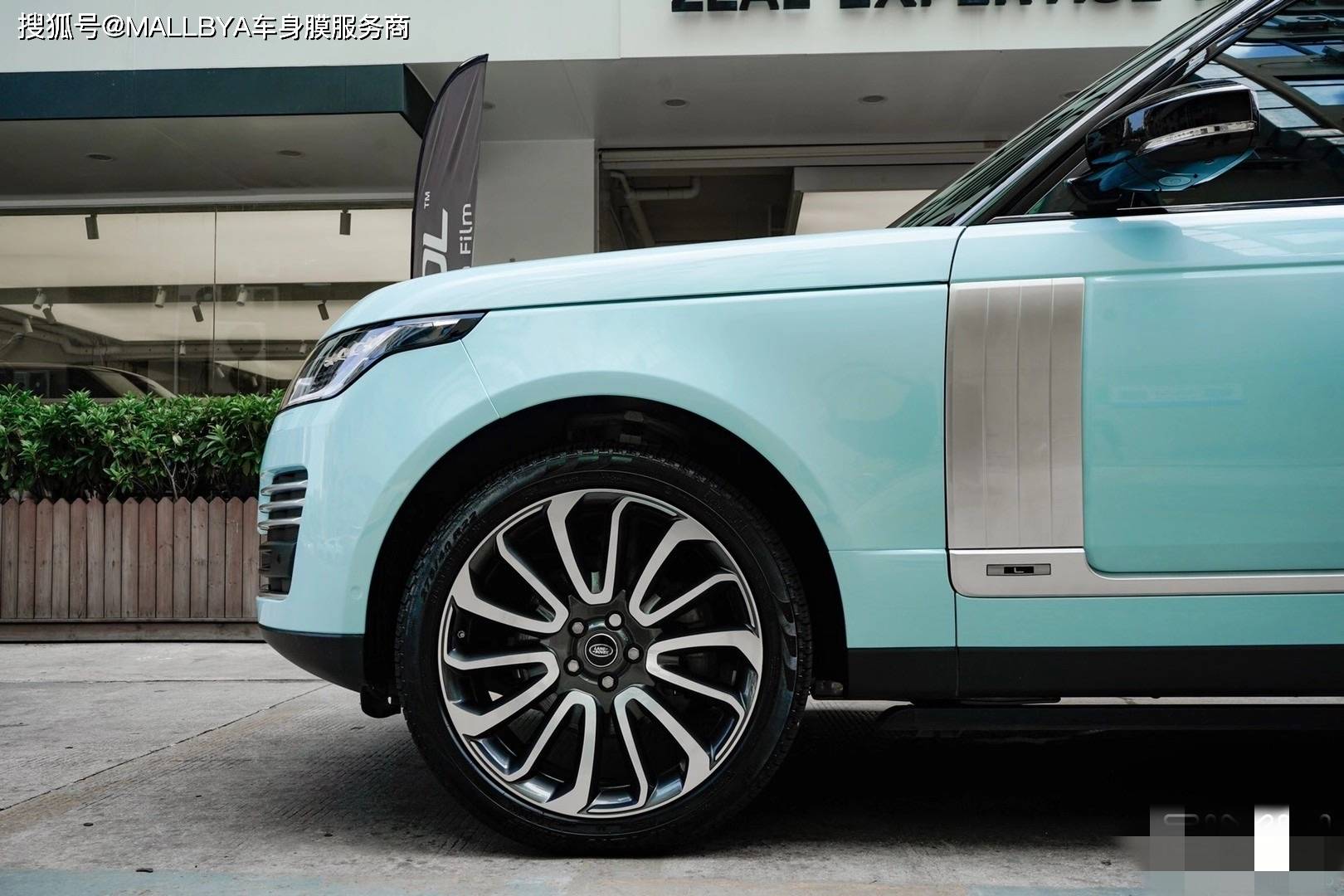 路虎揽胜改色冰川蓝 在这个深秋里有了不一样的活力