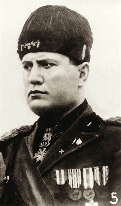 辩证看待墨索里尼被称为二战猪队友一身勋章却显示了军事荣誉
