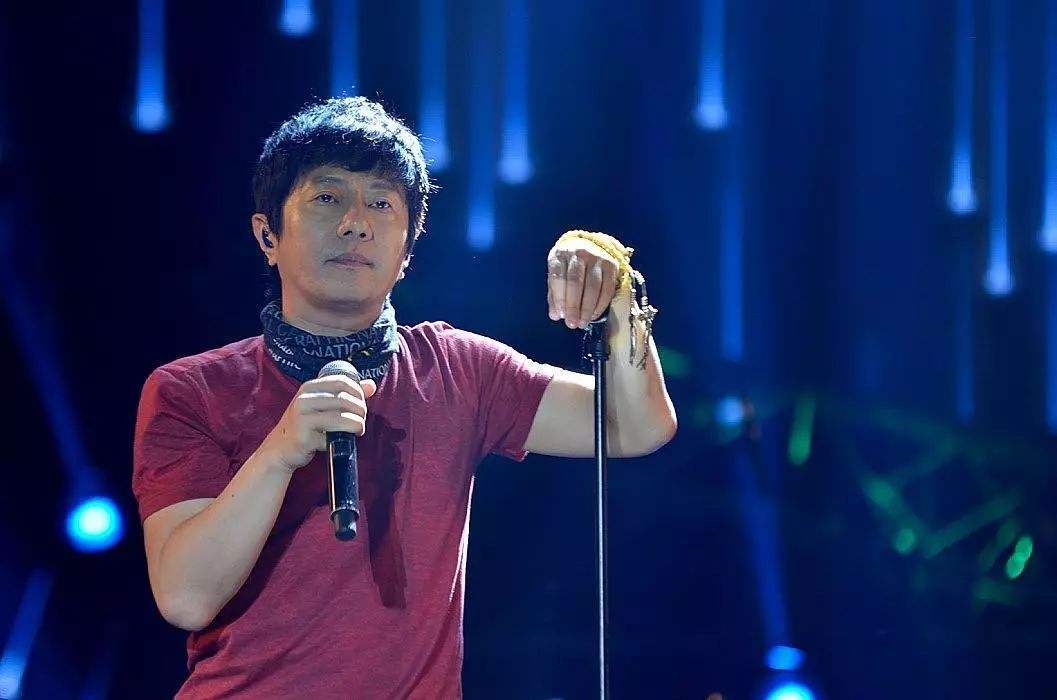 原创摇滚歌手郑钧,前半生不羁潇洒爱自由,后半生低调沉稳无所求