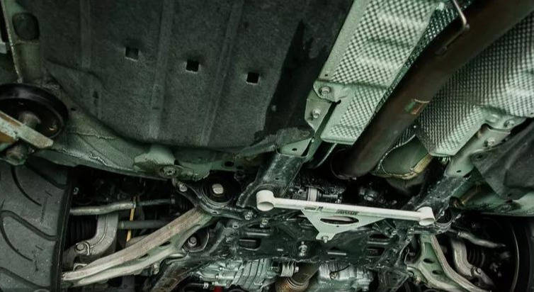 图:使用撑杆撑住副车架和车架的两个衔接点,显然锦上添花.