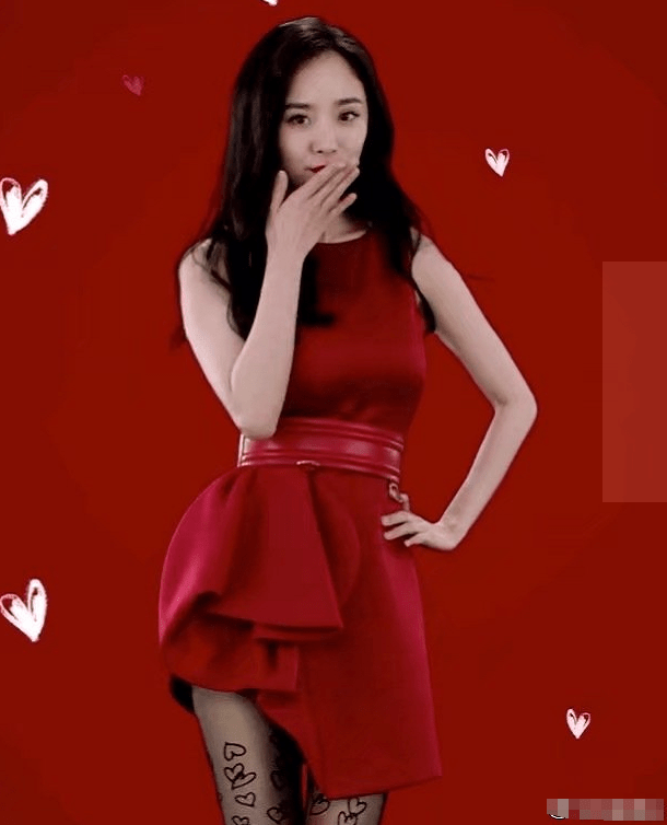 34岁杨幂真会玩,在丝袜上画满了小爱心,有筷子腿真的是任性了_广告