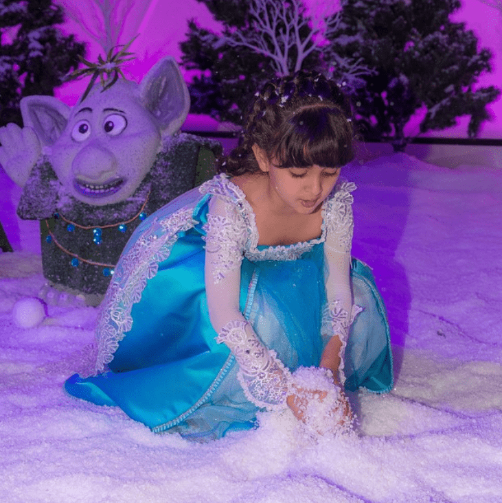 巴林国王子晒女儿美照,她穿红纱裙配红大衣,高颜值暴露王妃长相