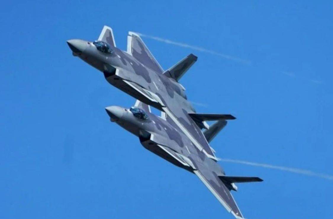 歼20双机抛撒干扰弹,飞机太先进,导弹根本无法锁定!