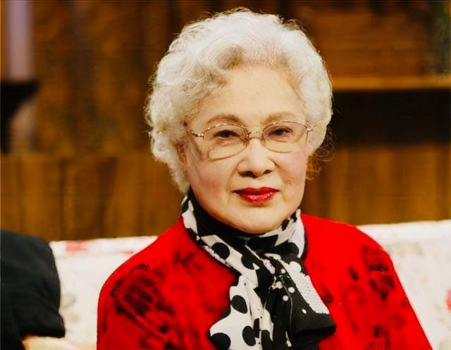 原创98岁秦怡满头花白穿绿花外套戴丝巾很讲究老艺术家气质太优雅