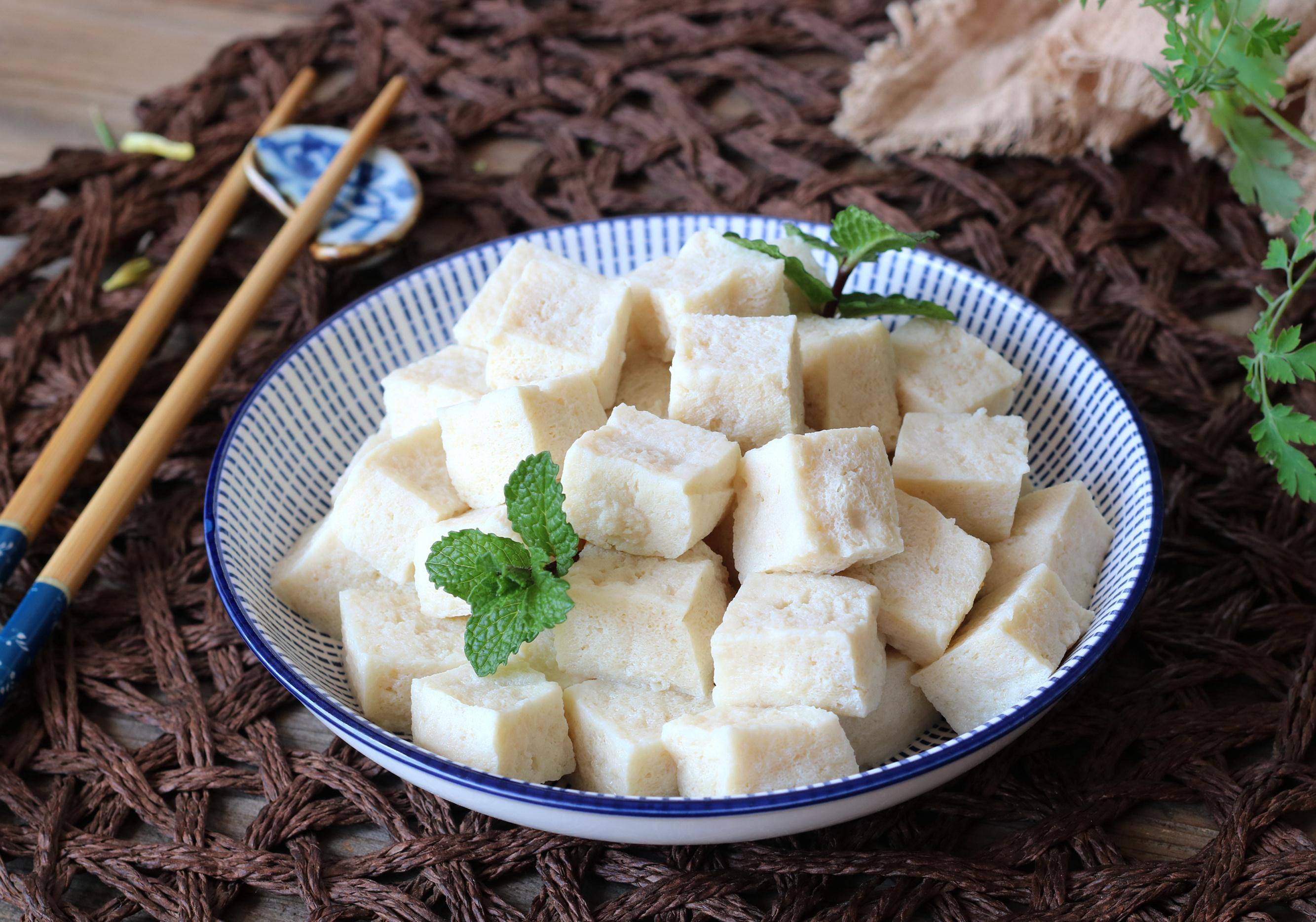 大厨:做冻豆腐别只会放冰箱,挑豆腐有技巧,这样的豆腐最好吃