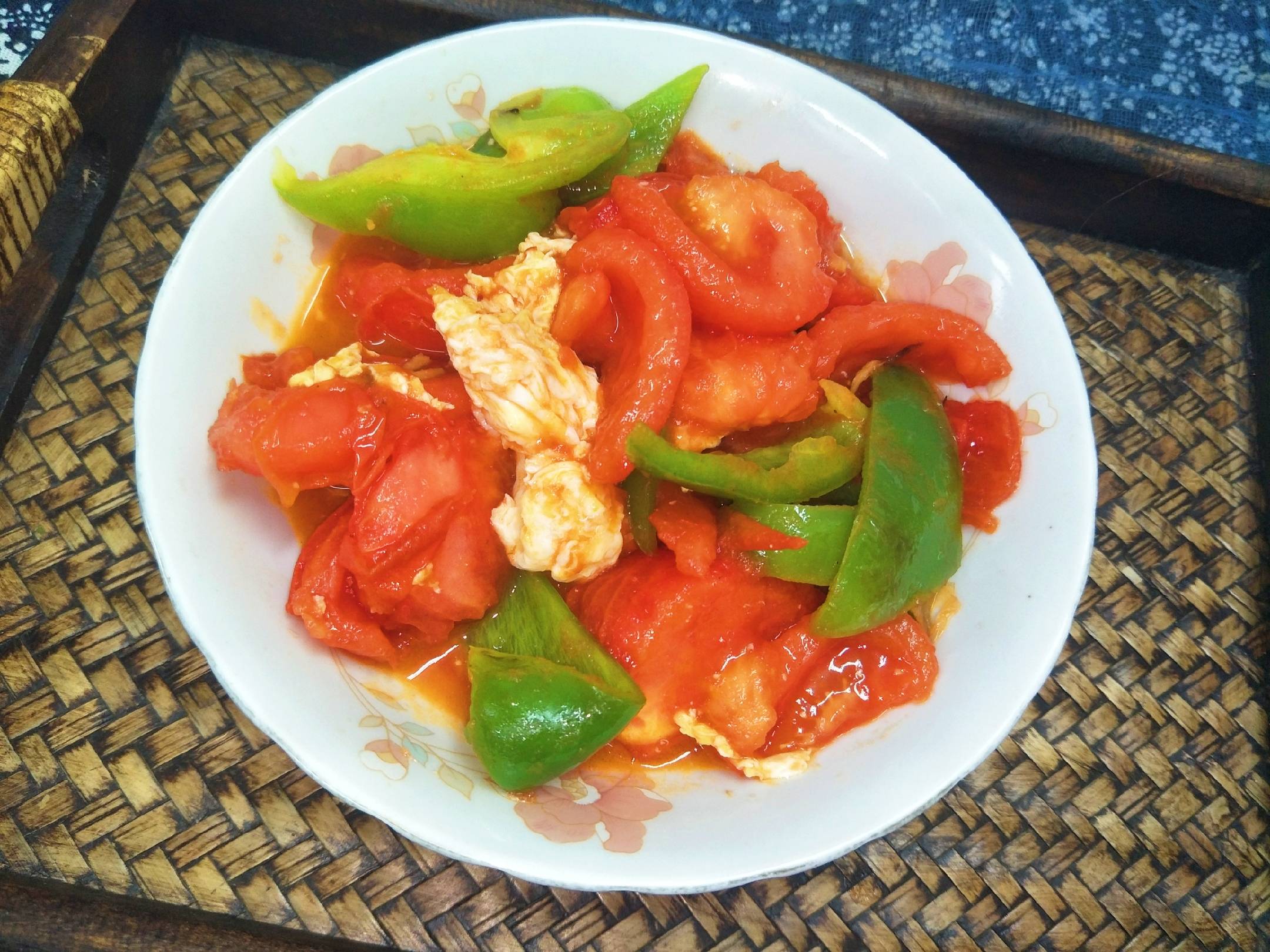 原创西红柿炒青椒先放西红柿还是青椒教你好吃的做法上桌抢着吃