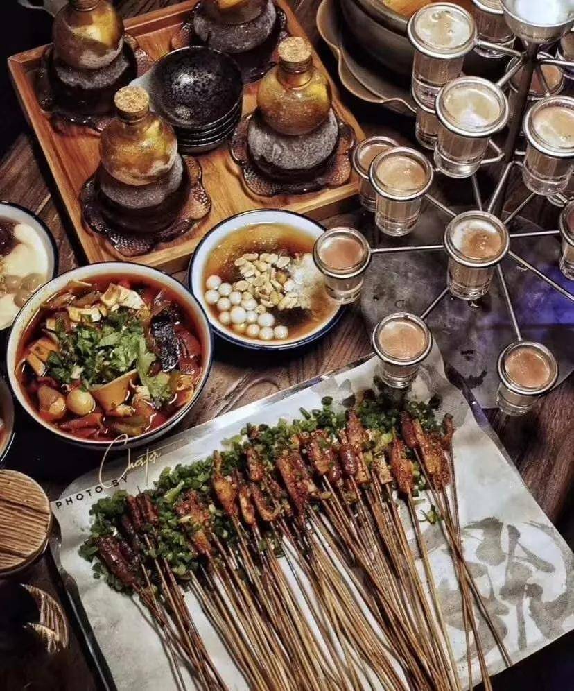 再也不用飞成都了明星都超爱的贰麻酒馆青岛盛大开业