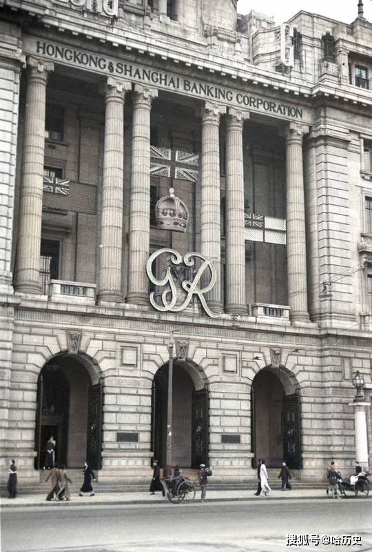 老照片1937年上海汇丰银行大楼气派洋人多