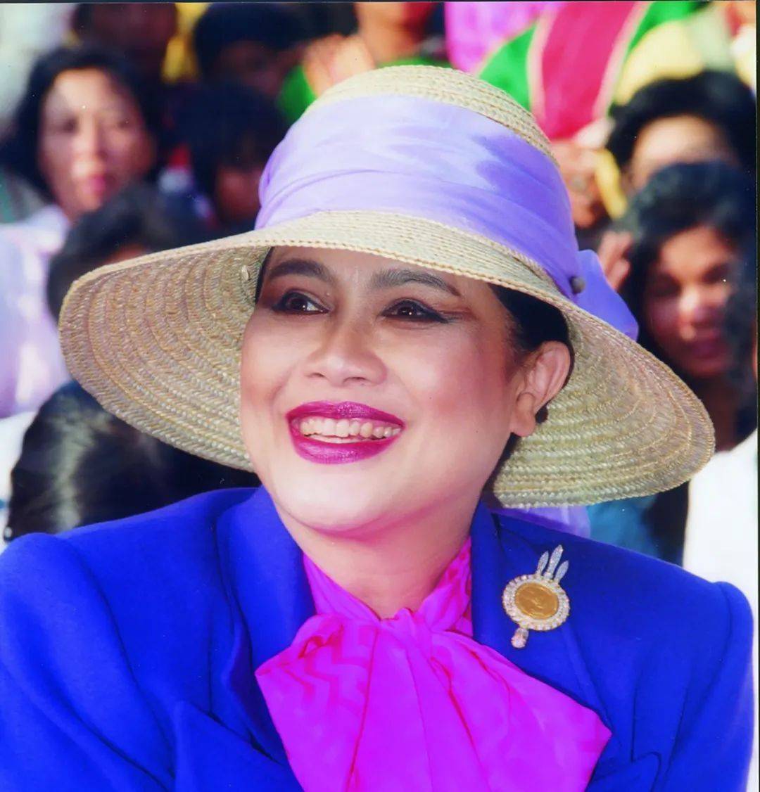 原创泰王贵妃靠实力惊艳头戴金色毒豆配蕾丝半透明红裙霸气