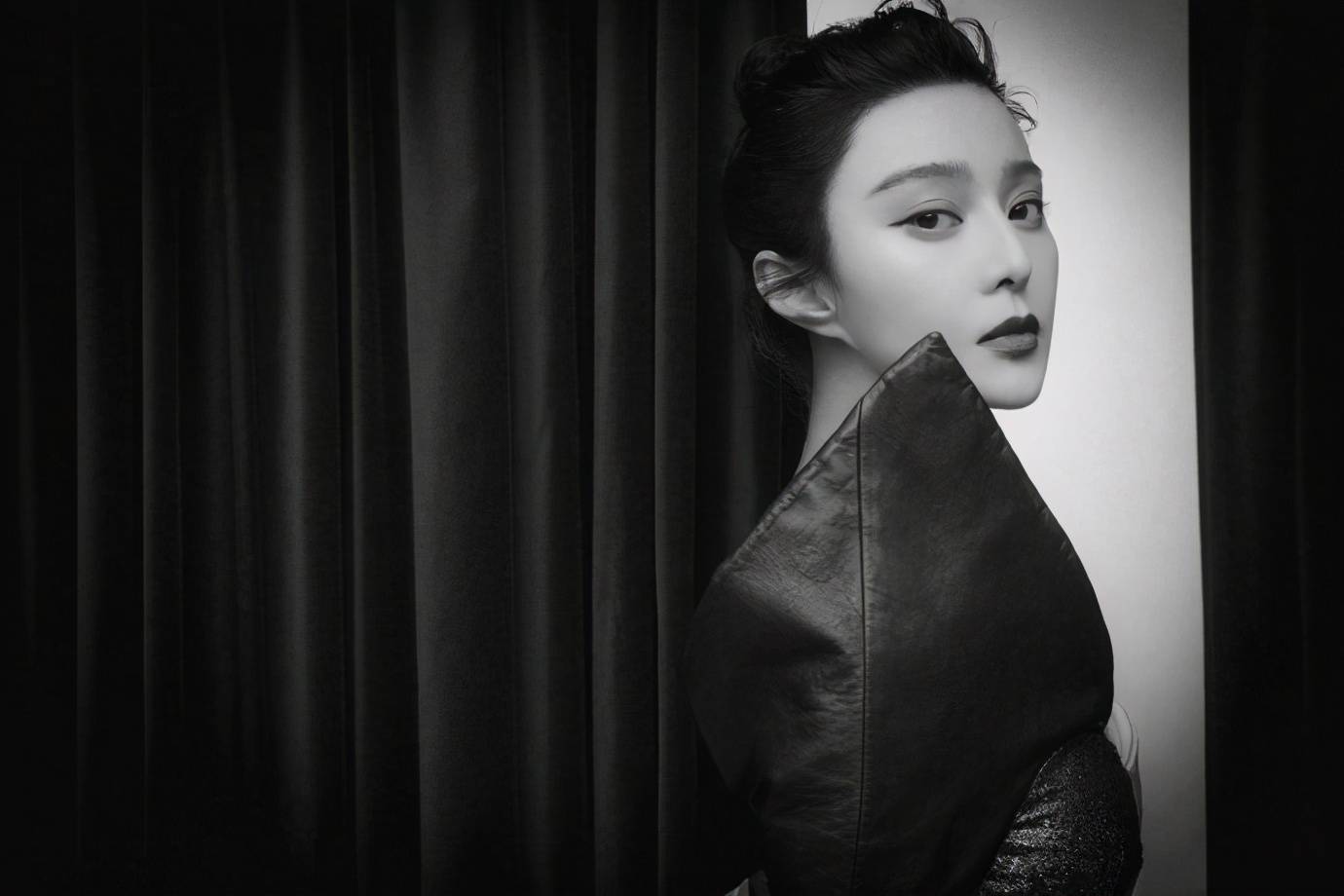 范冰冰霸气上线一袭抹胸拼接连衣裙个性飞扬表情动作超级吸睛