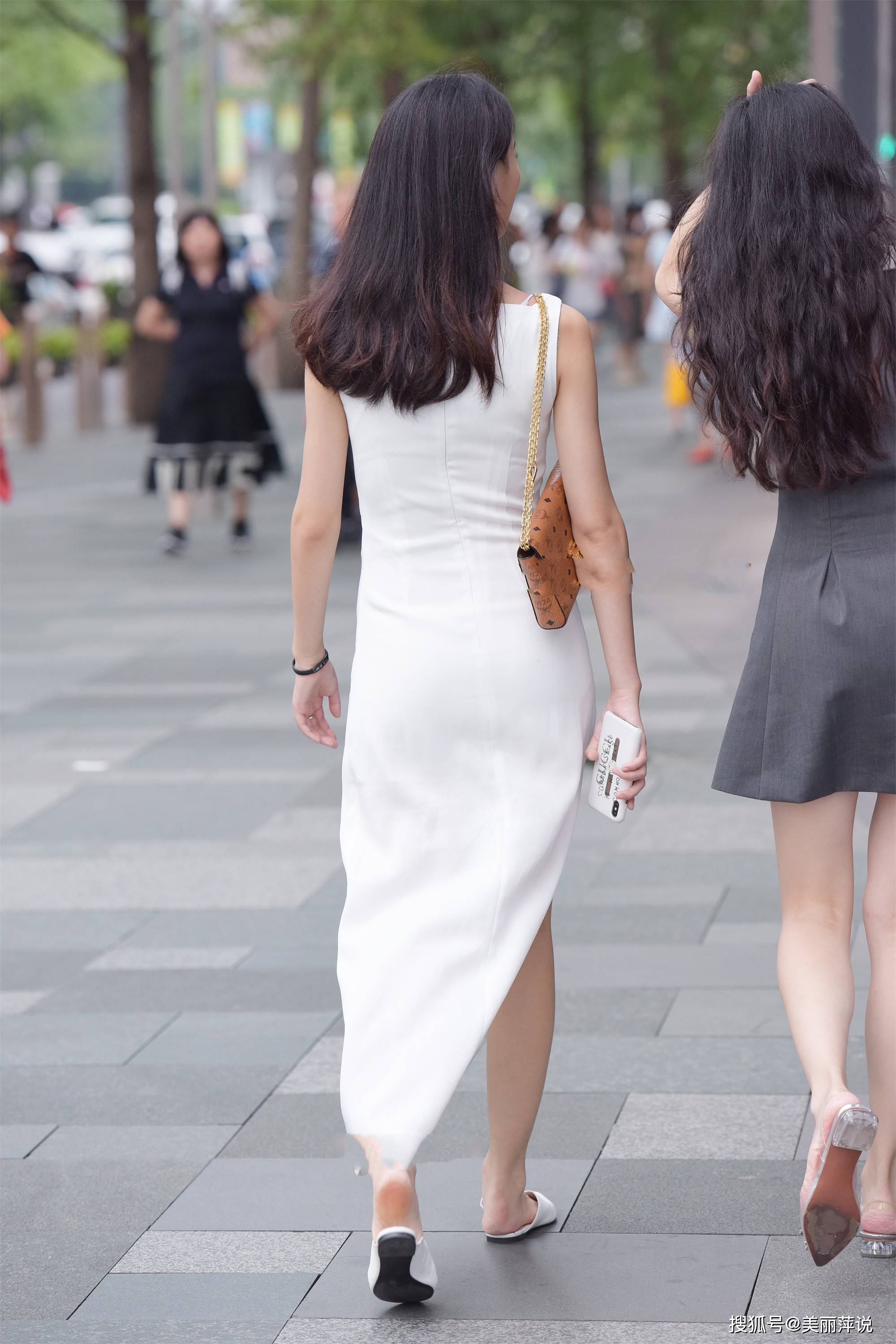 美女街拍:白色连衣裙简单大方,还显高级,白色连衣裙该如何选择?