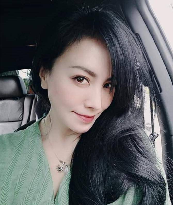 52岁"颜盈"近照,卷发红唇魅力十足,离婚小13岁老公后活得潇洒