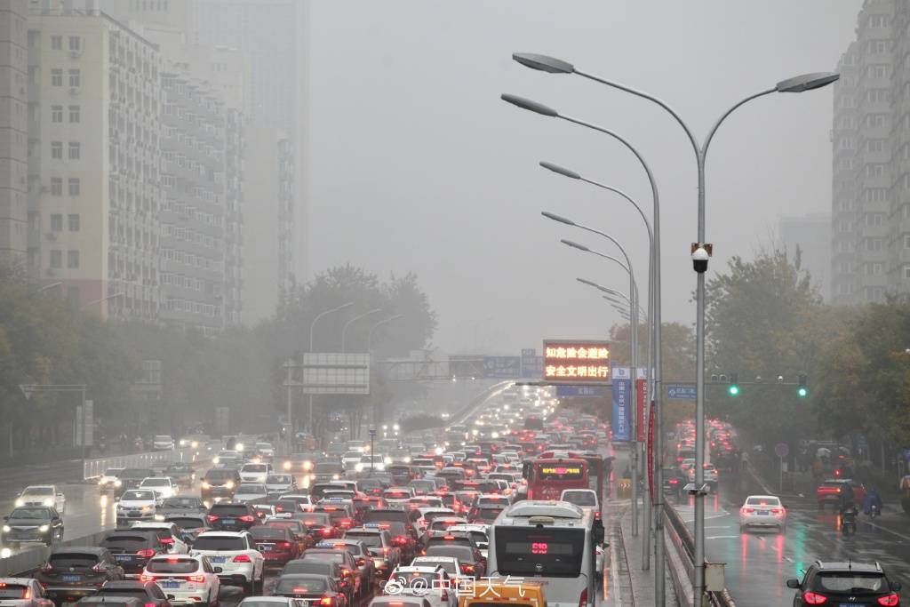 北京下雨 早高峰出行受阻