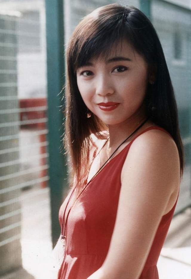 此后黄日华一直绯闻不断,不是和王敏明在一起,就是和龚慈恩相恋,因此