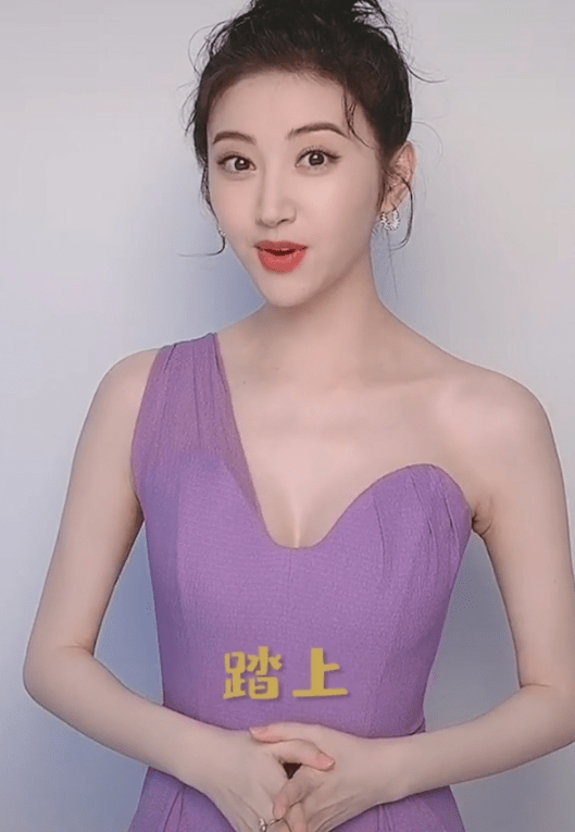 原创景甜终于回归状态穿紫色斜肩裙尽显魅力好身材一览无遗