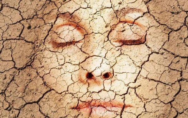 环境干燥寒冷所以,导致冬天皮肤干燥,失去光泽的原因,一般有这些:皮肤