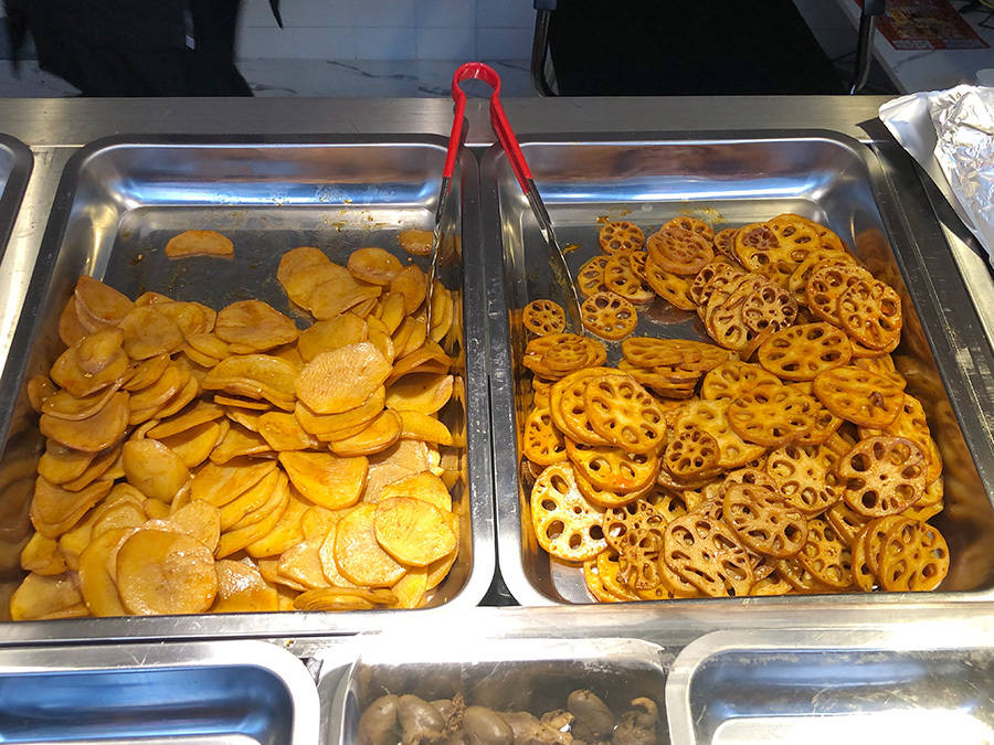 啃鸭脖鸭锁骨鸡爪子,吃鸭肠土豆片藕片,这卤味儿真不错_手机搜狐网