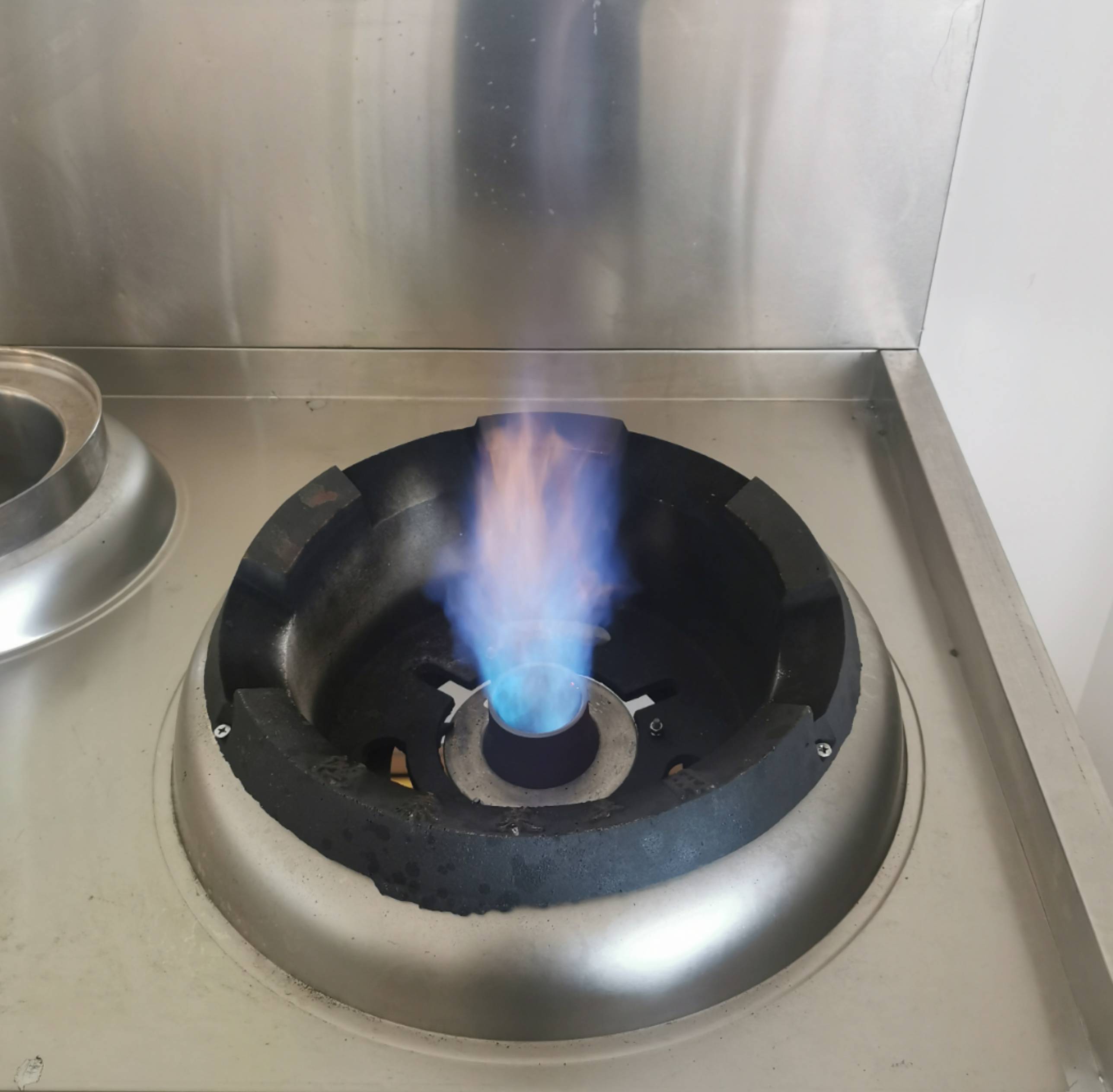 植物油灶具节能气化炉头是底部中间出油,流入气化反应室,气化反映室在