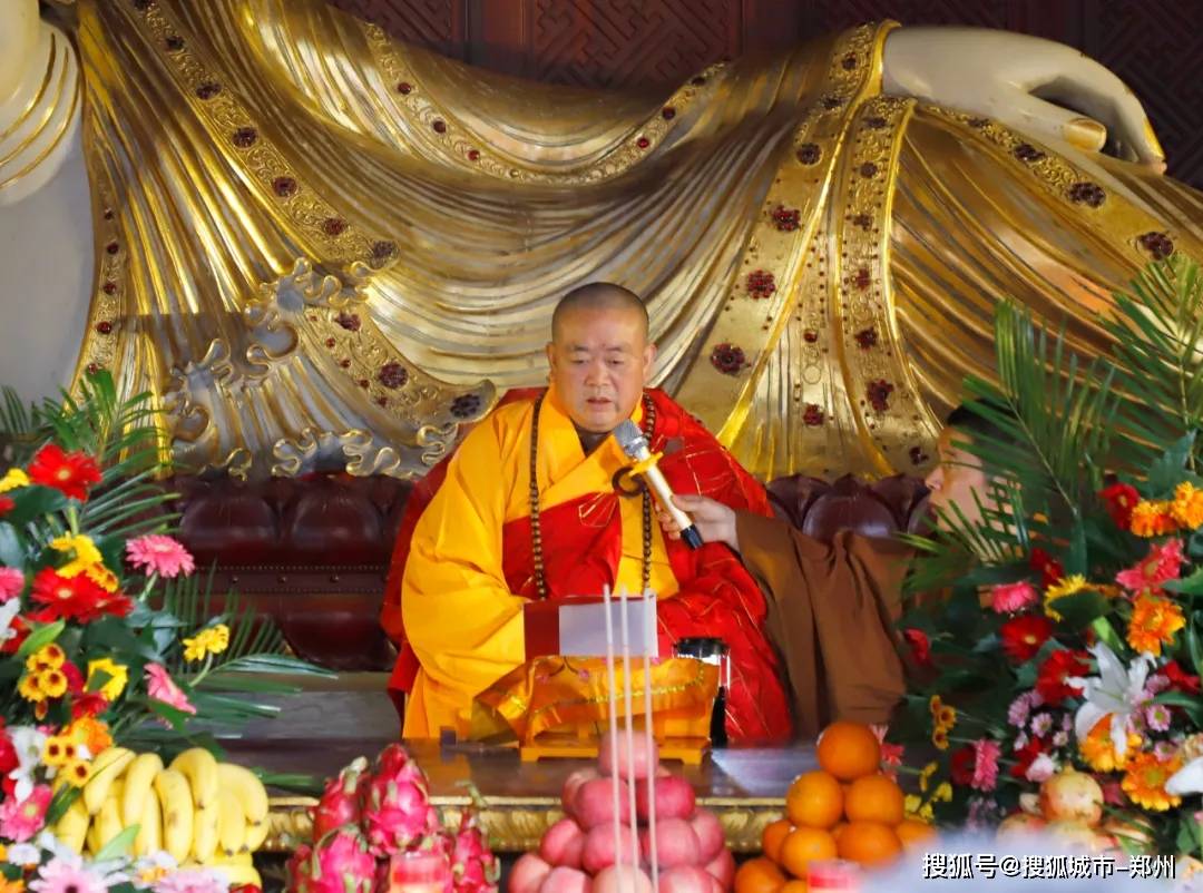 大众长跪三宝前,生大忏悔,思地狱苦,发菩提心,求哀忏悔,随法师口念身