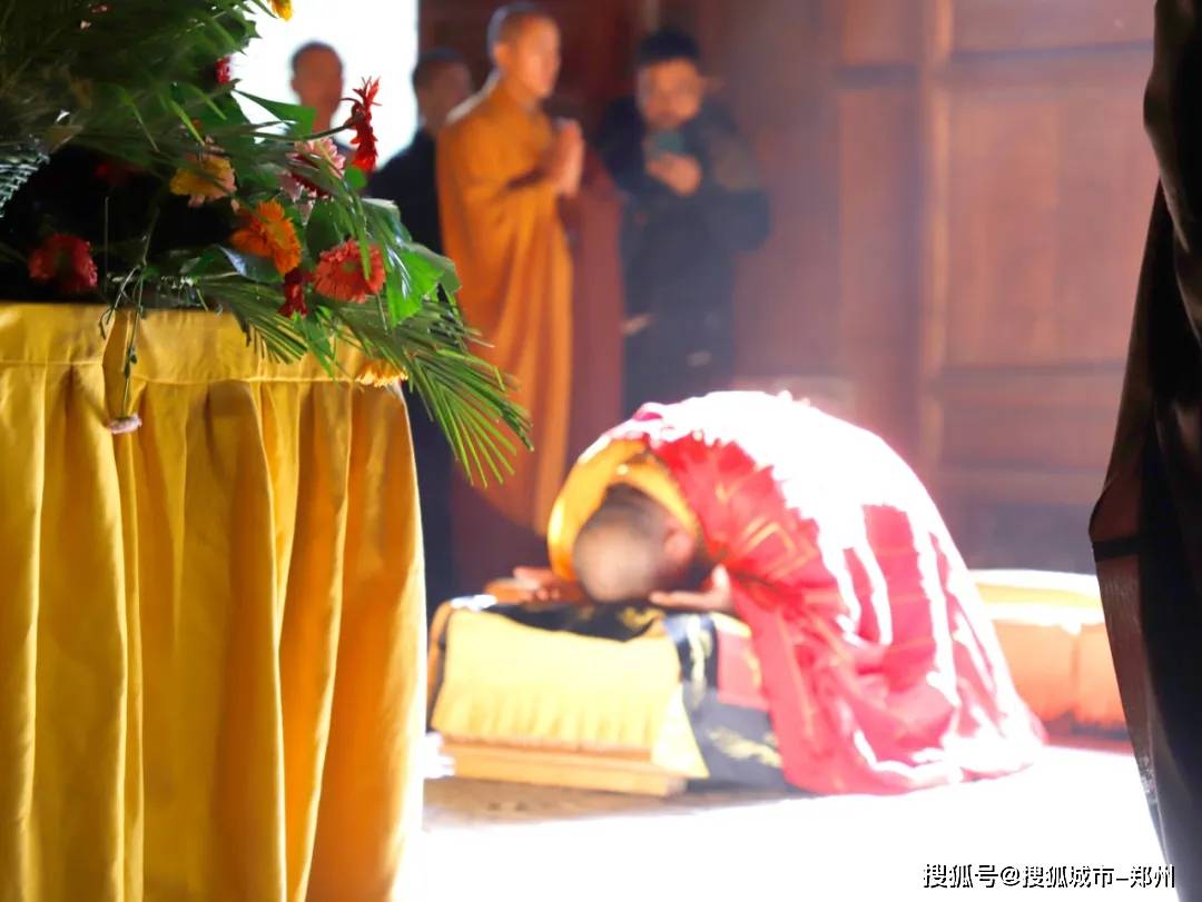 皈依三宝是学佛的入门,受过皈依仪式后即为正式的佛教弟子.