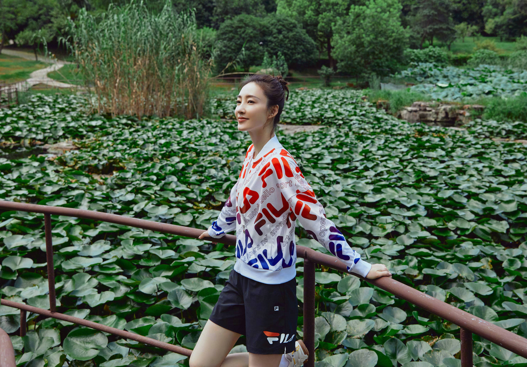 王丽坤不愧"素颜女神",穿运动装都比别人好看,这气质独一无二