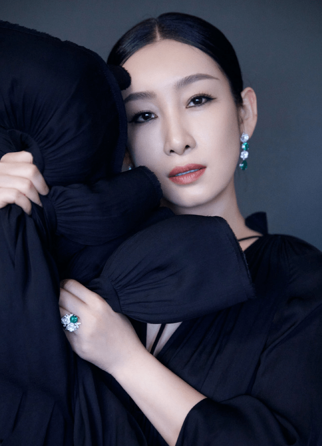 秦海璐最新造型a爆了!一袭黑色披风长裙效果又美又酷|名门泽佳