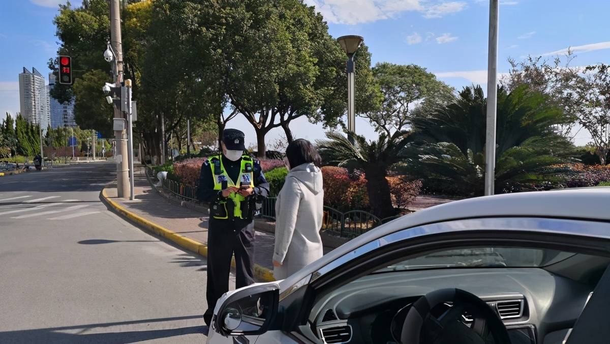 女司机无证驾驶遇交警 情急之下掏出塞班岛驾照