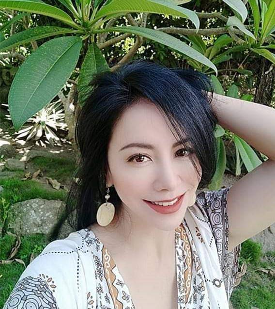 53岁"颜盈"近照,轻拨秀发妩媚动人,已能坦然面对前男友马景涛-搜狐大