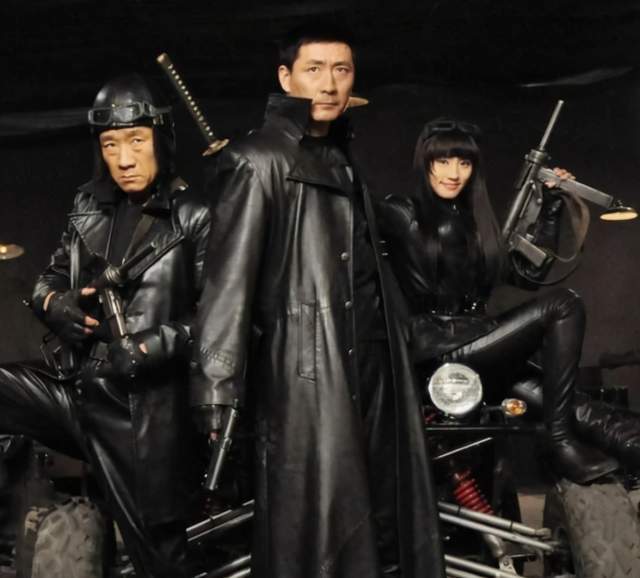 燕双鹰的武器是不固定的,他仿佛是孙悟空,可以变出各种想要的武器