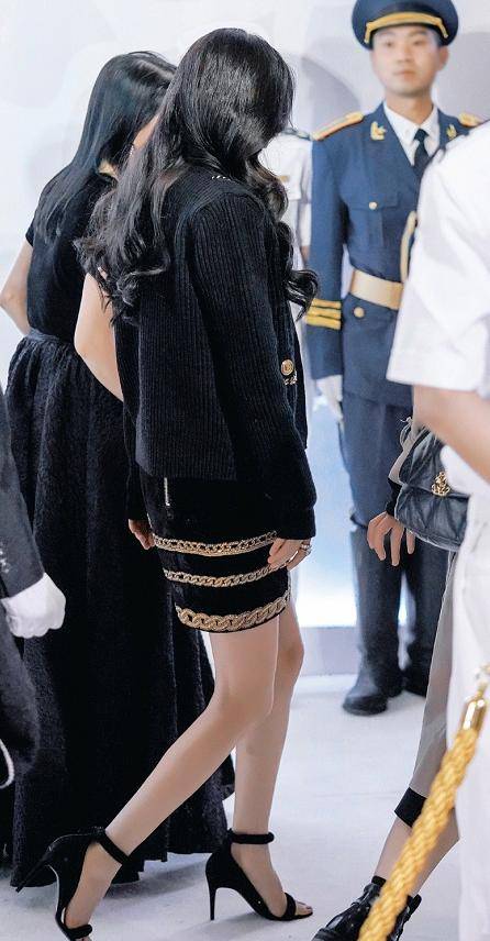 杨幂新造型不要保暖要秀腿!穿短裙现身筷子腿超惹眼_黑色