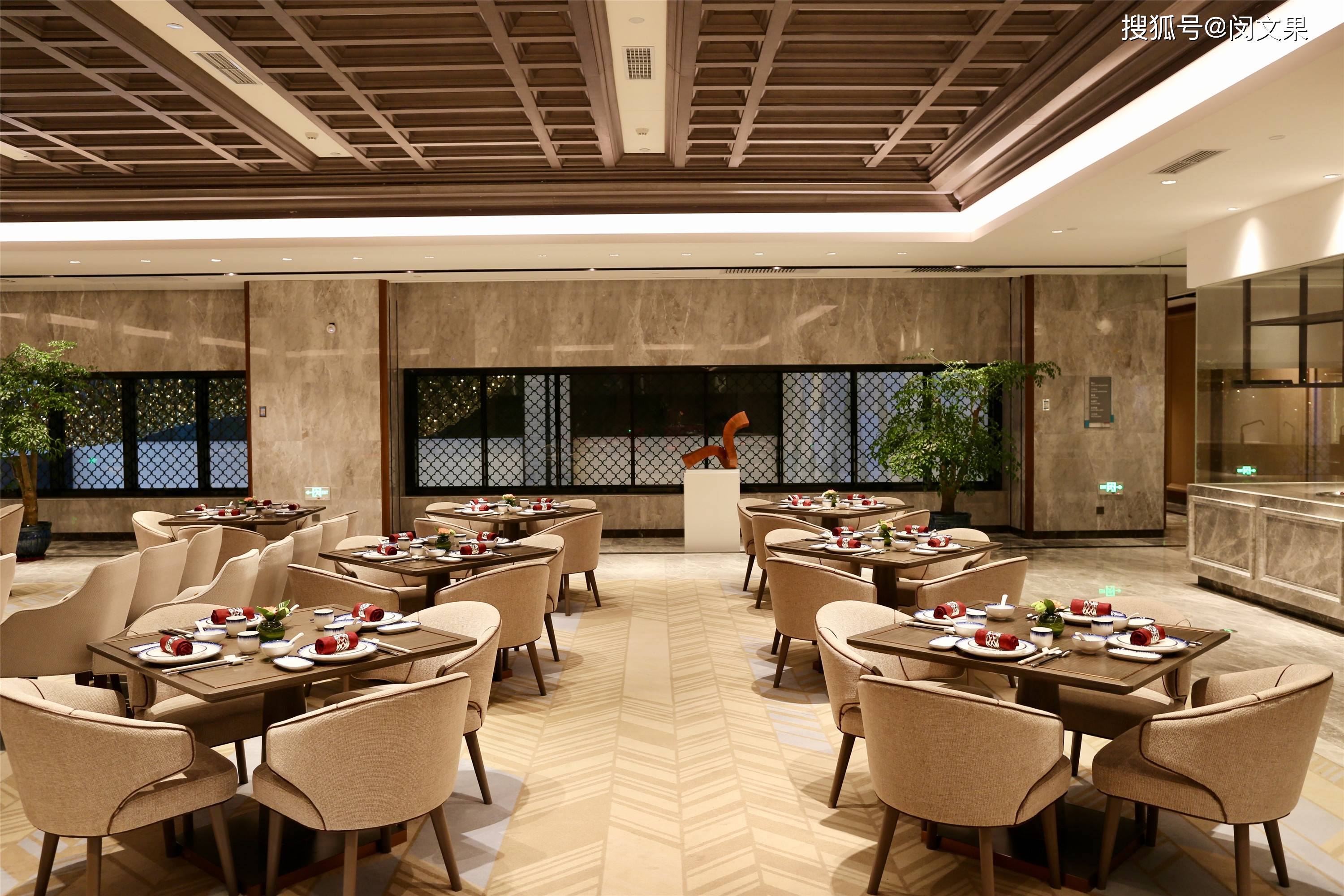 拥有空中花园感的行政酒廊,还有54层的云端餐厅&酒吧,它在合肥已成功