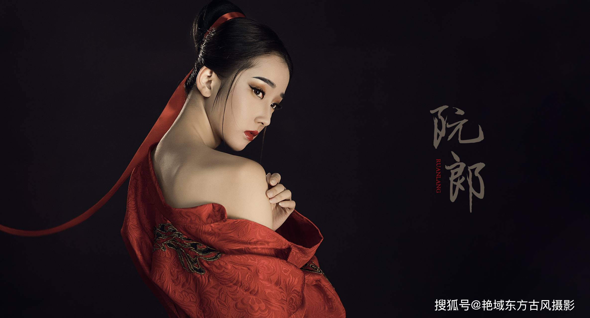 武侠风写真执一把长剑独行江湖乱世之中的侠骨柔情