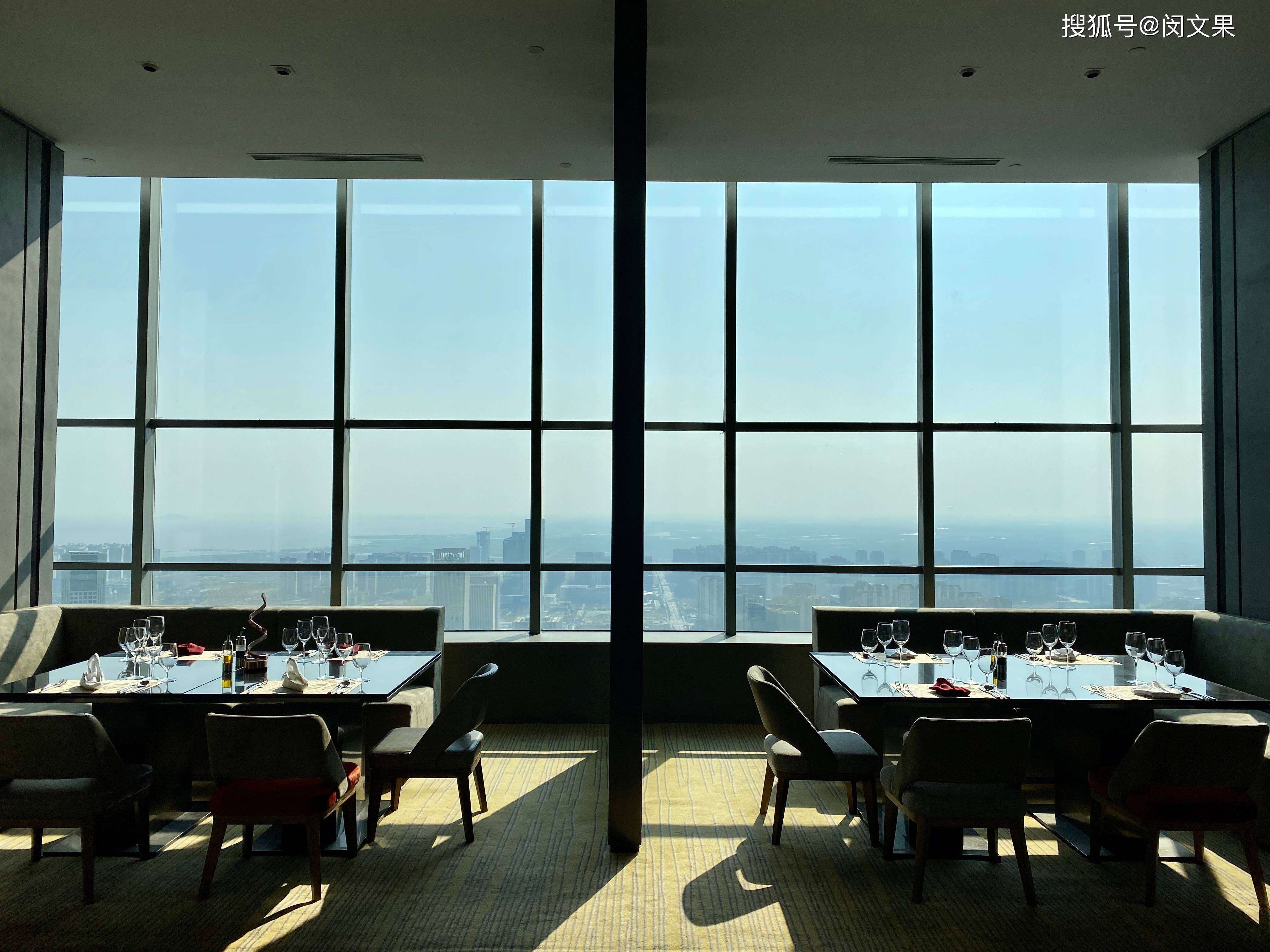 拥有空中花园感的行政酒廊,还有54层的云端餐厅&酒吧,它在合肥已成功
