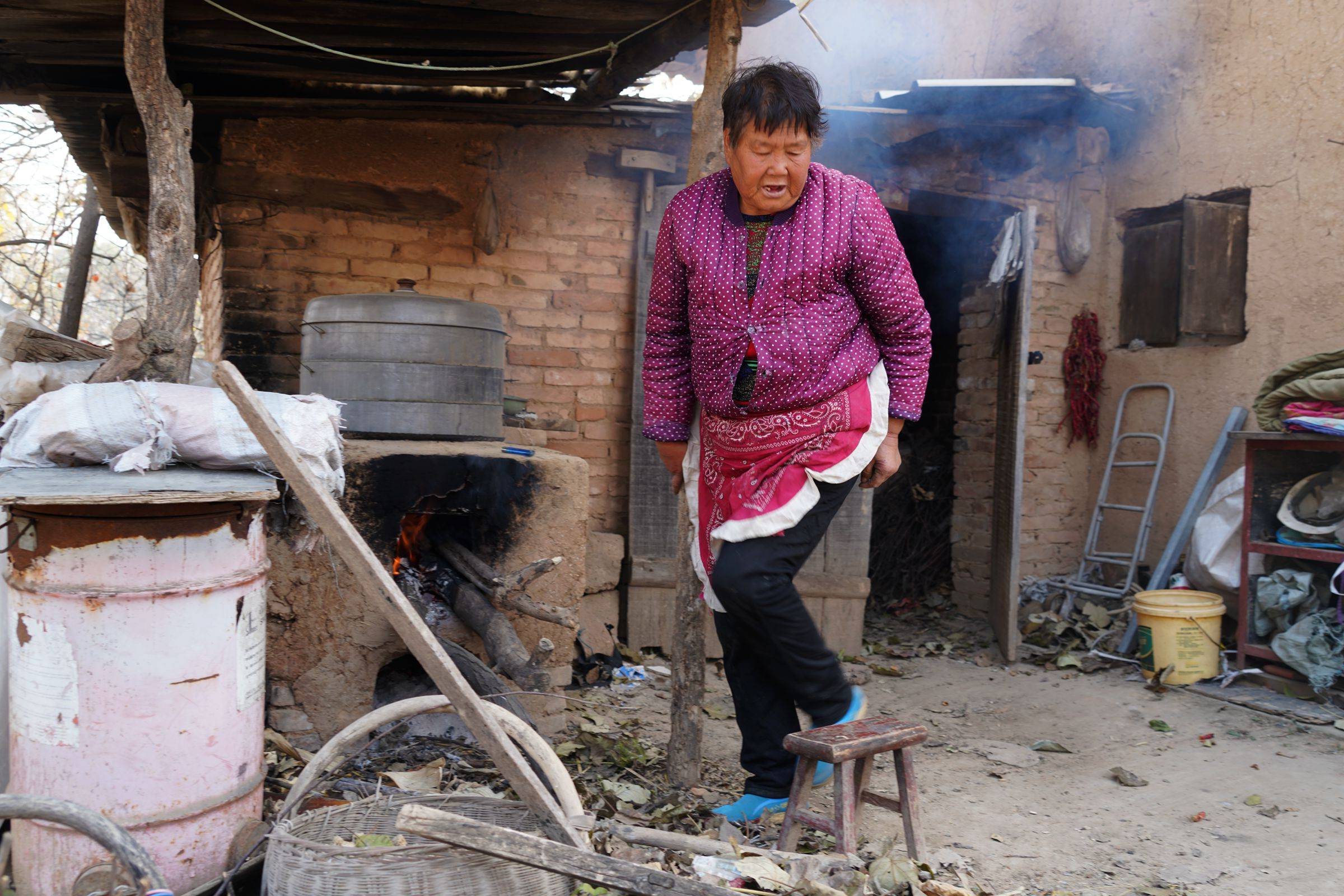 到河南省豫西农村采风,公路边我们看到了在地坑院子上边做饭的李大妈