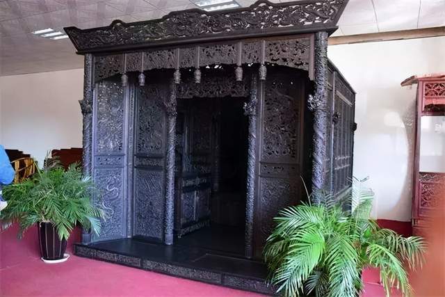 福建商人花2000万买到清代龙床,专家建议上交,他表示:拿5亿换_手机