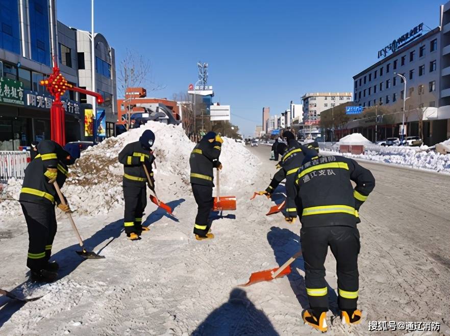 消防隊員掃雪忙 暖心為民顯擔當