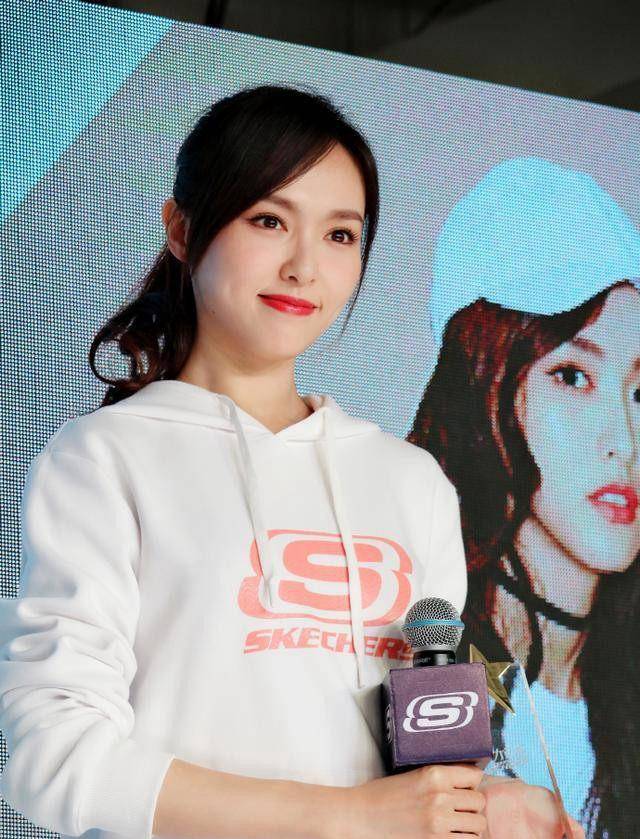 为品牌站台的她穿着白色卫衣,扎着马尾,留着斜刘海,要说她34岁的年龄